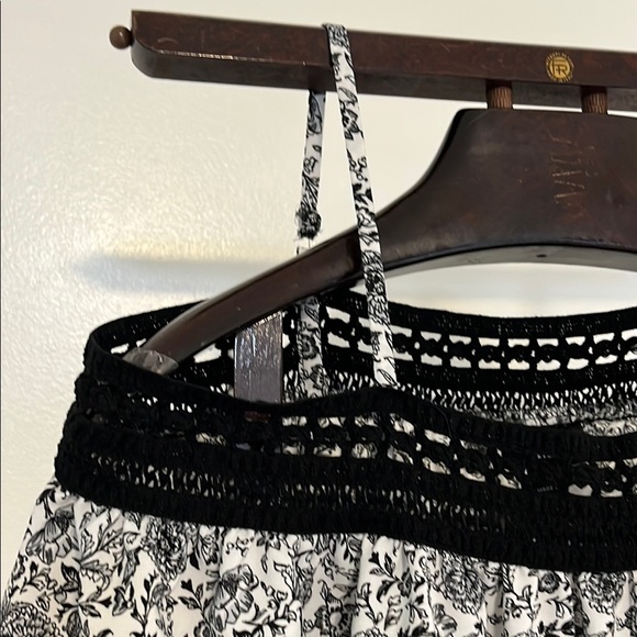 🌸 Iz Byer Black White Floral Off Shoulder Top Crochet Trim Boho Chic Blouse 🌸 - Picture 5 of 6